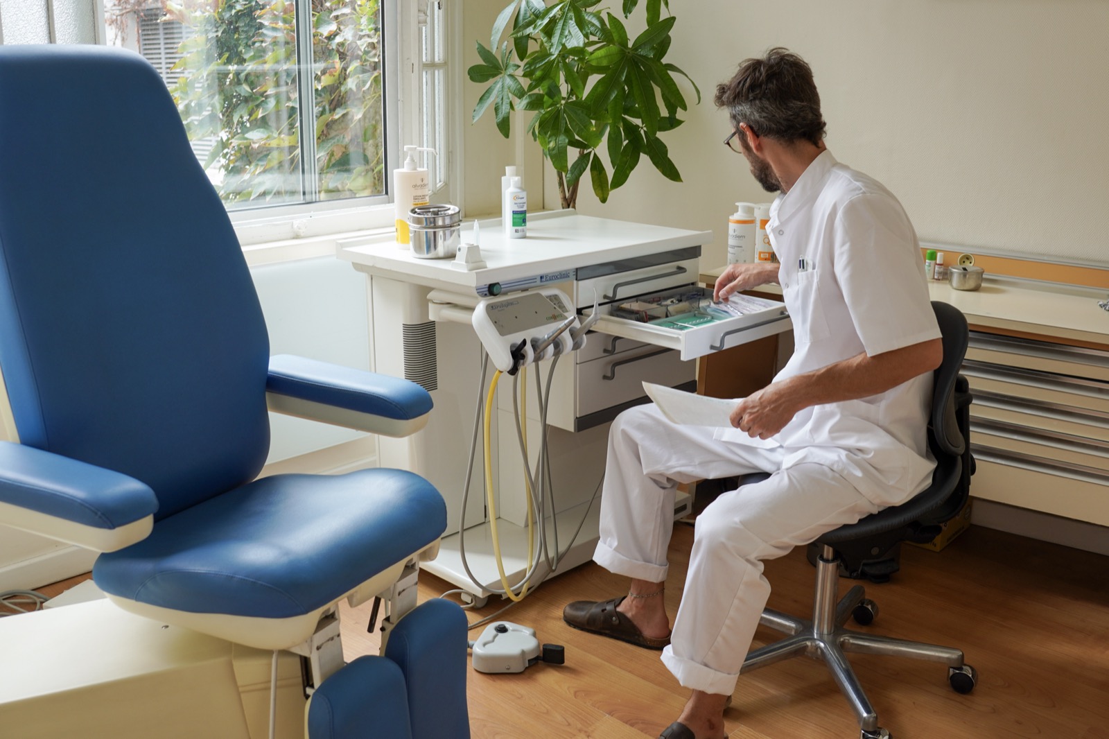 Le podologue au travail dans la salle de soins